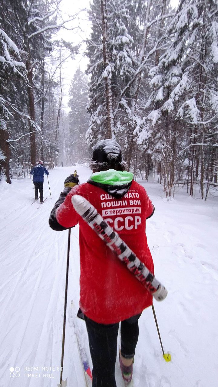 “США и NATO вон с территории СССР” в футболках на лыжах в Подмосковье